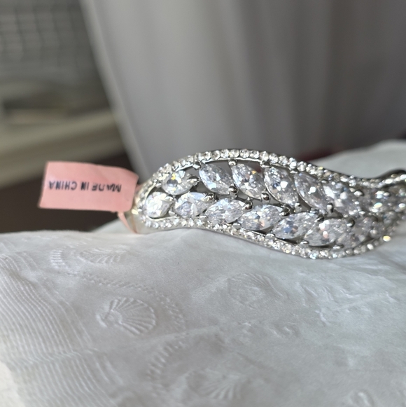 Boutique Elegant Silver Crystal Bracelet - Picture 2 of 14